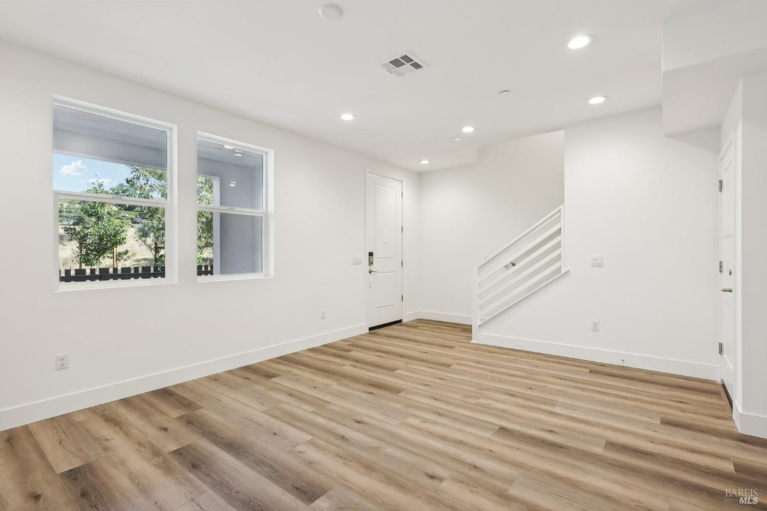 Detail Gallery Image 7 of 38 For 437 Semillion Ln, Santa Rosa,  CA 95403 - 3 Beds | 2/1 Baths