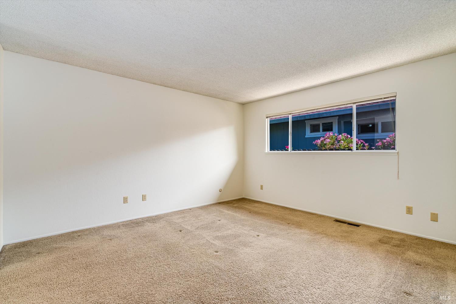 Detail Gallery Image 16 of 19 For 937 Manor Dr, Sonoma,  CA 95476 - 2 Beds | 2 Baths
