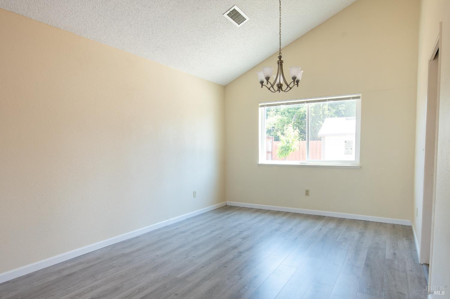 Detail Gallery Image 7 of 41 For 172 Delgado Ct, Vallejo,  CA 94591 - 4 Beds | 2/1 Baths