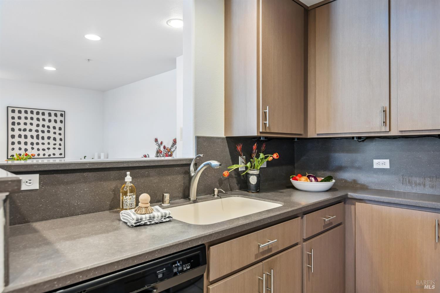 Detail Gallery Image 7 of 20 For 1115 B St #202,  San Rafael,  CA 94901 - 2 Beds | 1 Baths