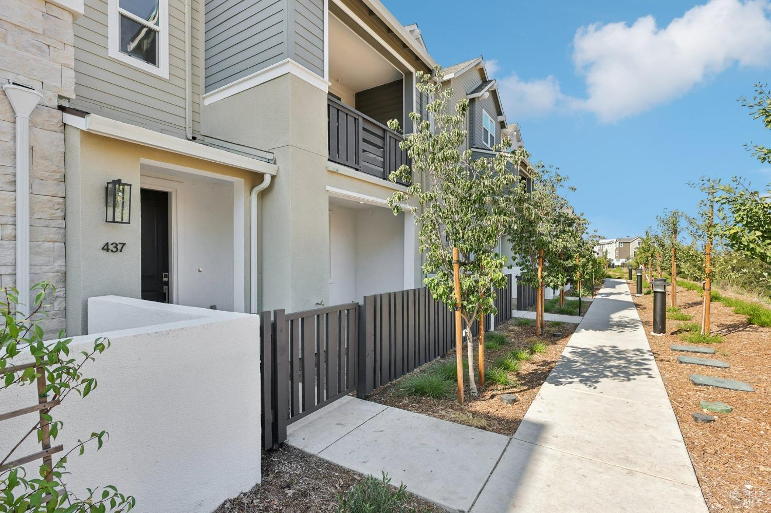 Detail Gallery Image 4 of 38 For 437 Semillion Ln, Santa Rosa,  CA 95403 - 3 Beds | 2/1 Baths
