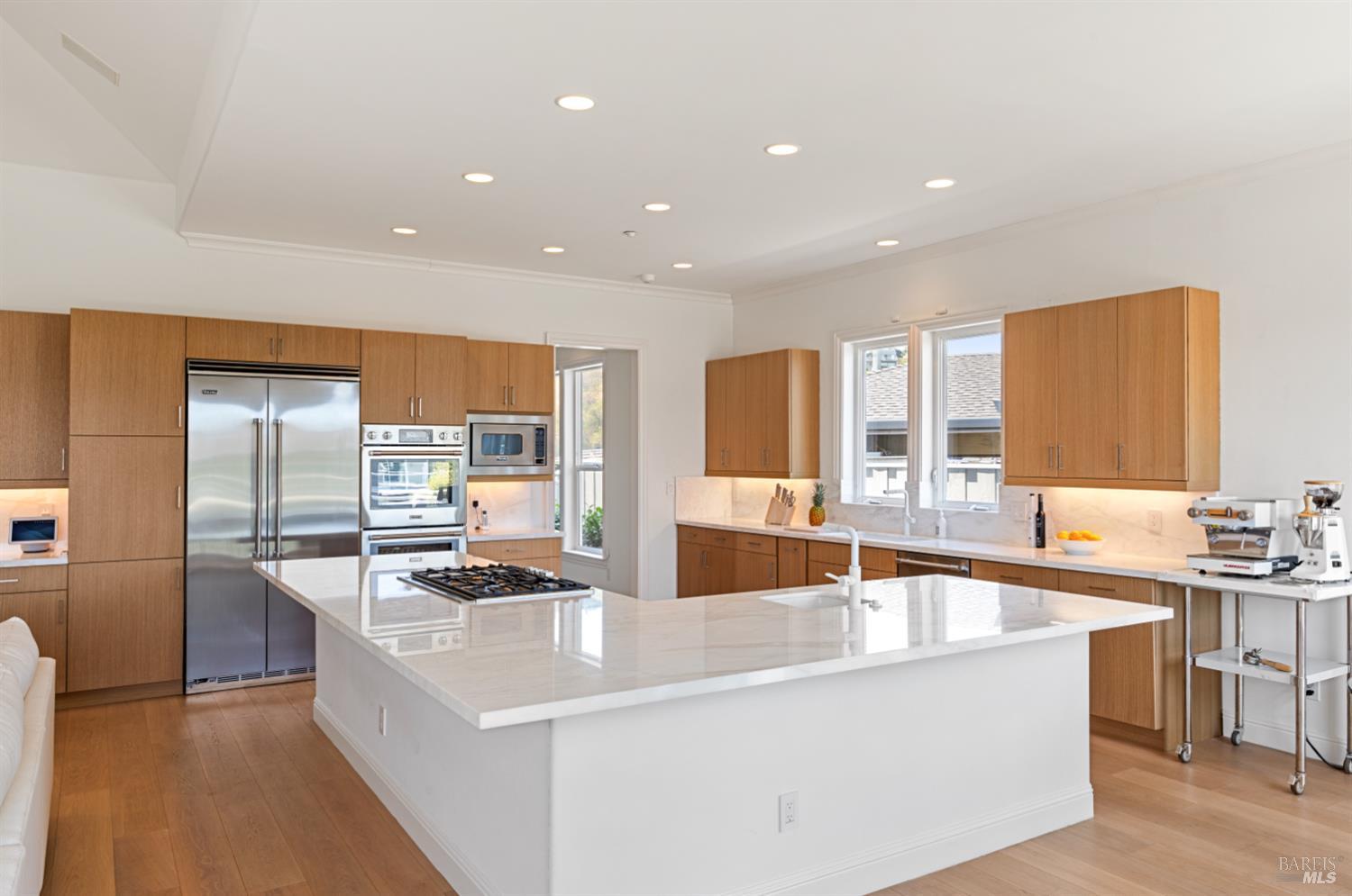 Detail Gallery Image 17 of 44 For 220 Jamaica St, Tiburon,  CA 94920 - 4 Beds | 2/1 Baths