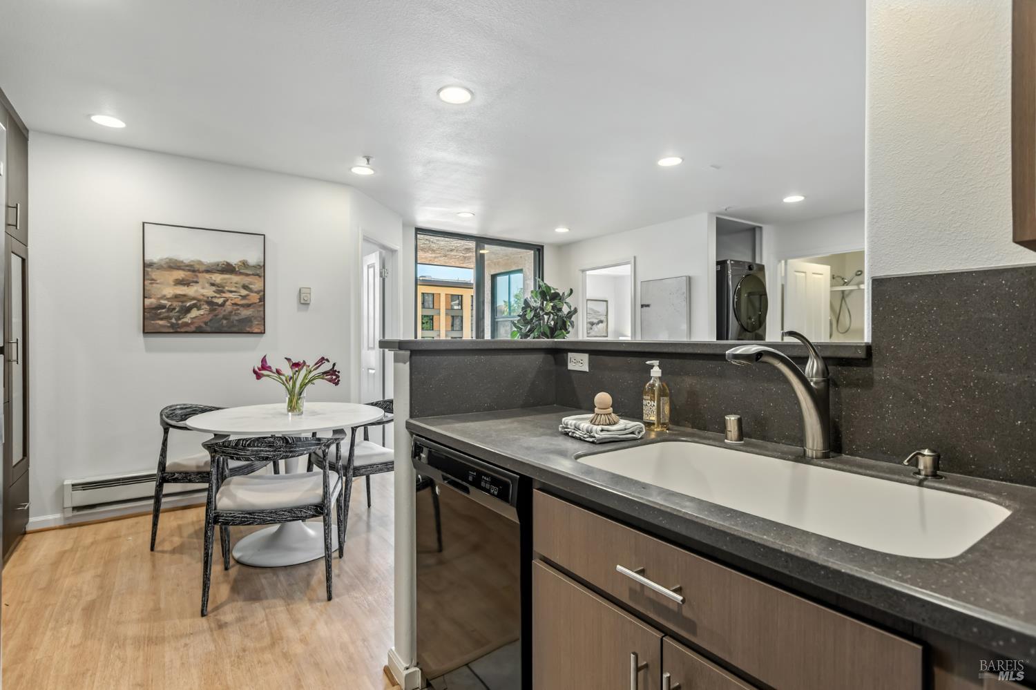Detail Gallery Image 8 of 20 For 1115 B St #202,  San Rafael,  CA 94901 - 2 Beds | 1 Baths
