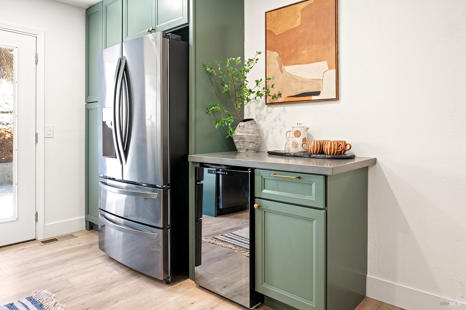 Detail Gallery Image 13 of 36 For 1044 W Mcnear Ave, Petaluma,  CA 94952 - 3 Beds | 2 Baths