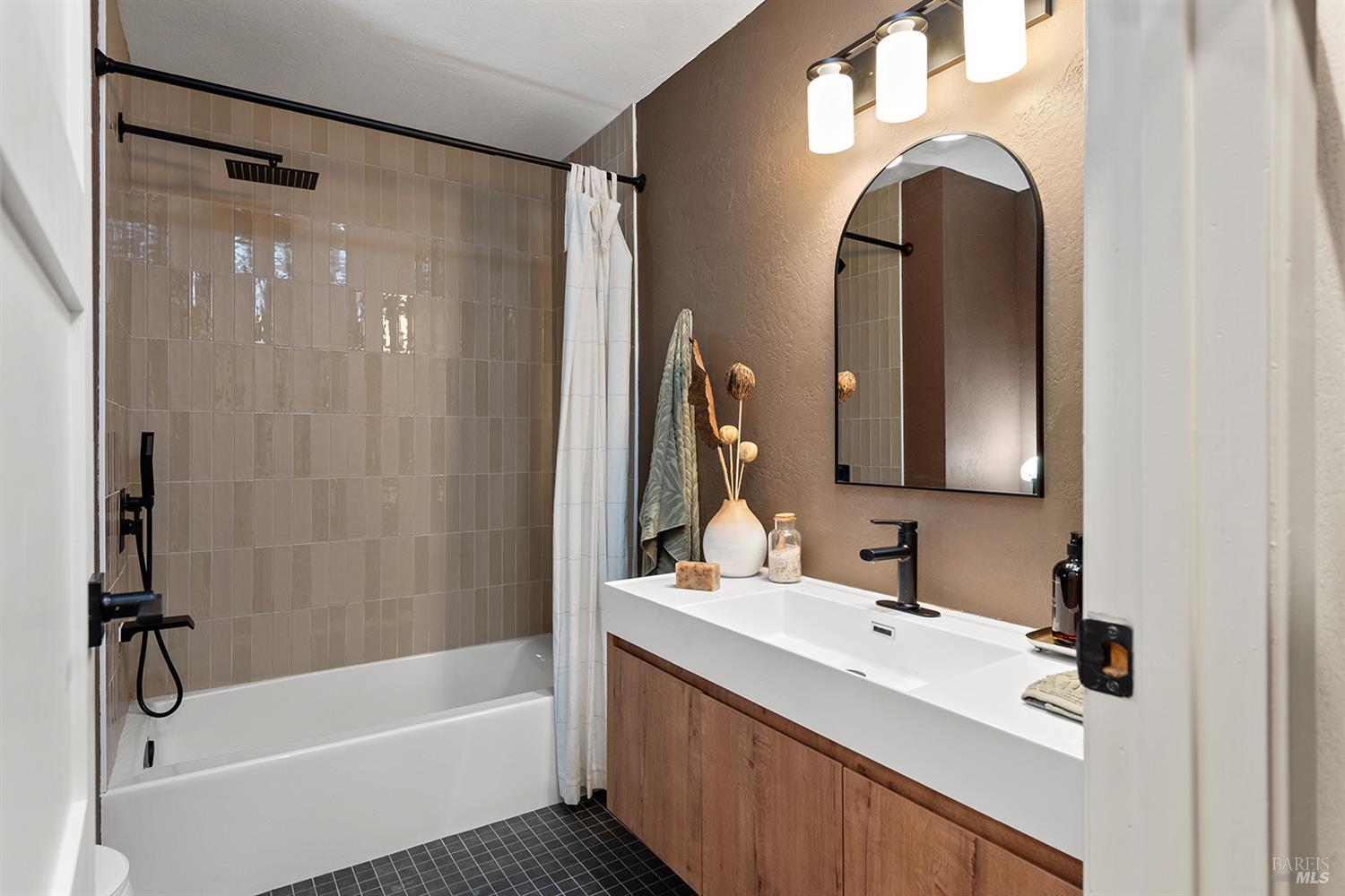 Detail Gallery Image 17 of 36 For 1044 W Mcnear Ave, Petaluma,  CA 94952 - 3 Beds | 2 Baths