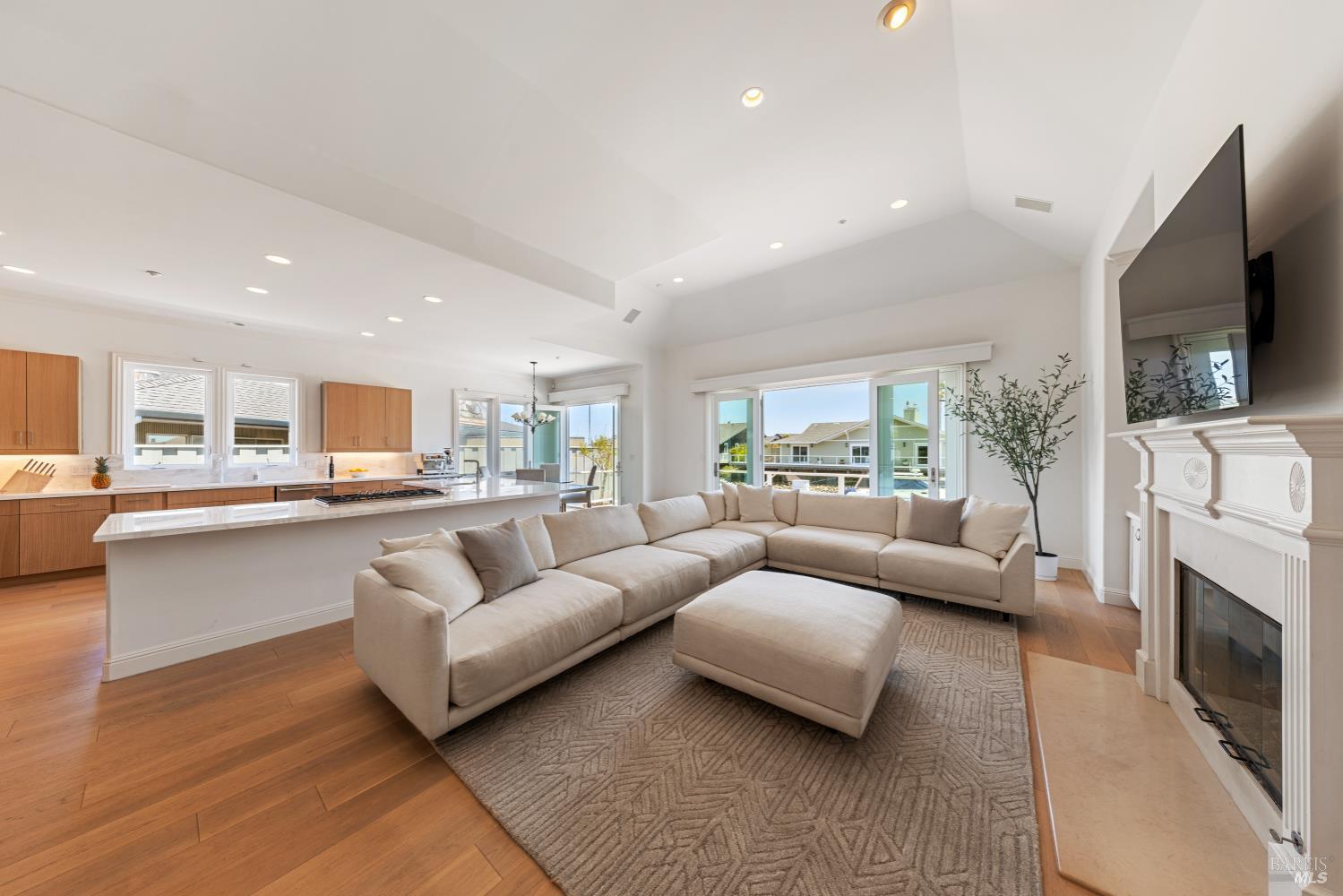 Detail Gallery Image 4 of 44 For 220 Jamaica St, Tiburon,  CA 94920 - 4 Beds | 2/1 Baths