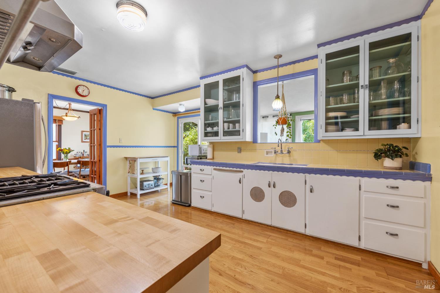Detail Gallery Image 3 of 49 For 1219 Amador St, Vallejo,  CA 94590 - 3 Beds | 2/1 Baths