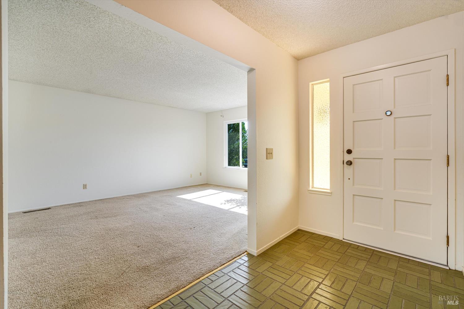 Detail Gallery Image 6 of 19 For 937 Manor Dr, Sonoma,  CA 95476 - 2 Beds | 2 Baths