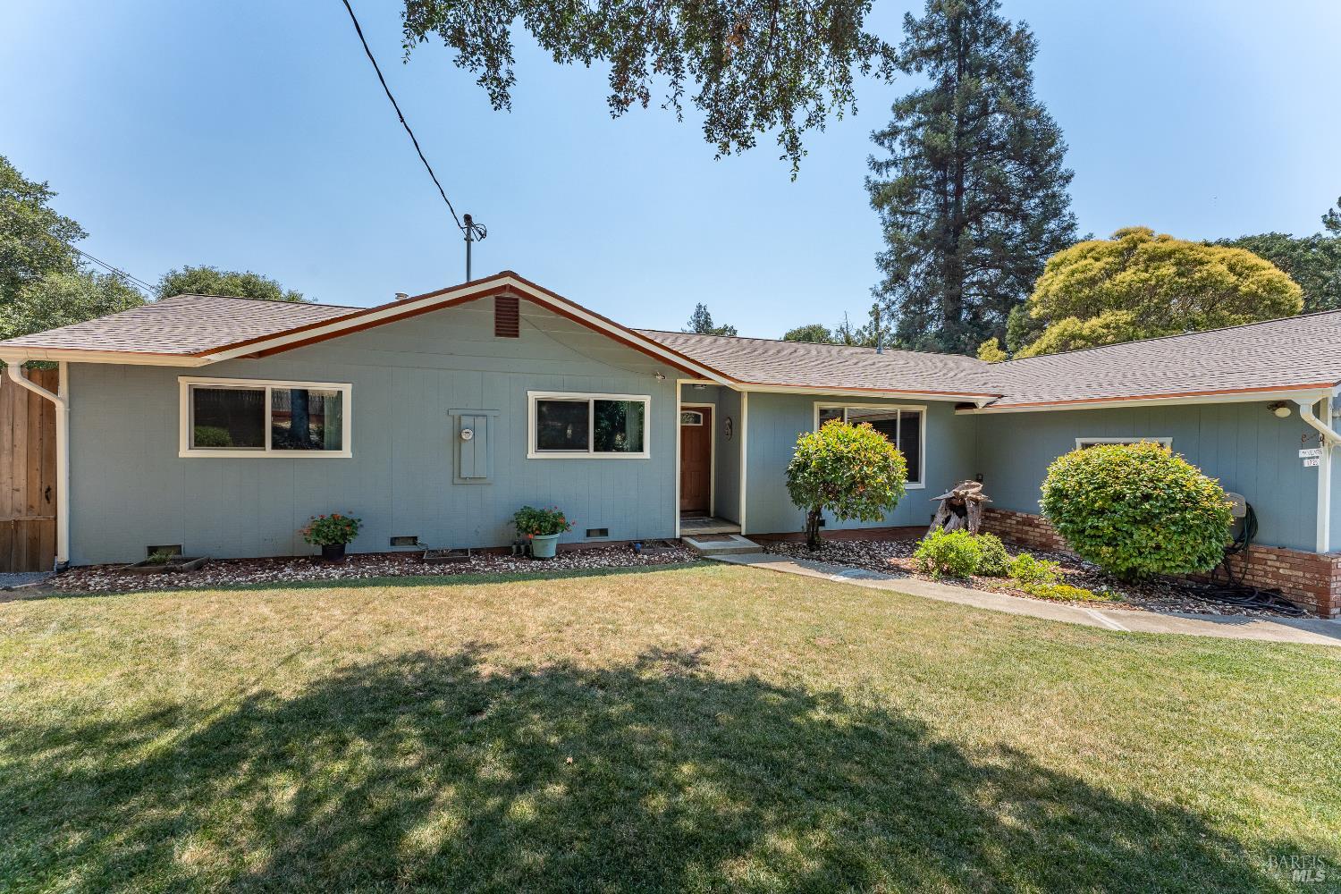 Detail Gallery Image 3 of 34 For 1725 E Madrone Dr, Ukiah,  CA 95482 - 4 Beds | 2 Baths