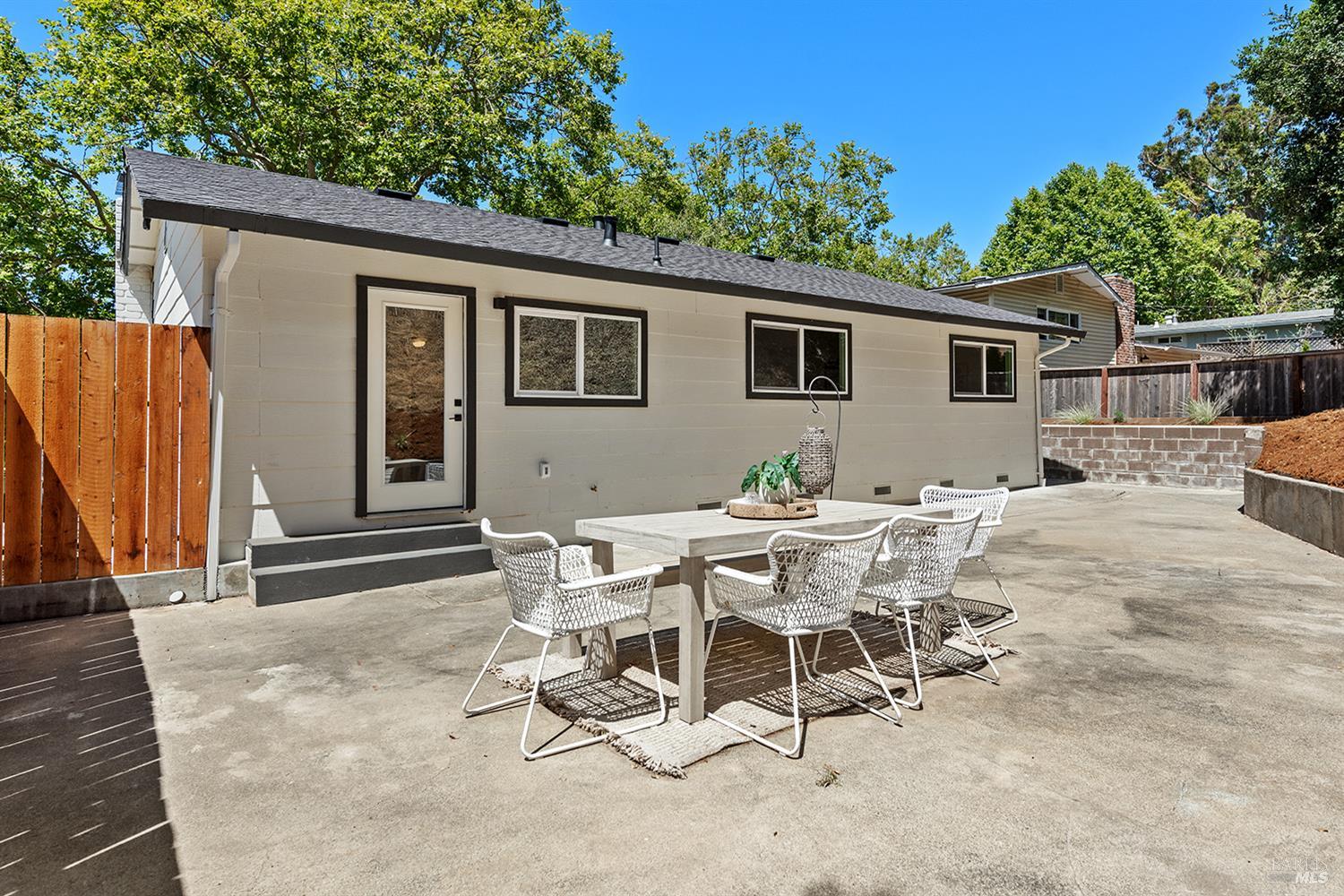 Detail Gallery Image 33 of 36 For 1044 W Mcnear Ave, Petaluma,  CA 94952 - 3 Beds | 2 Baths