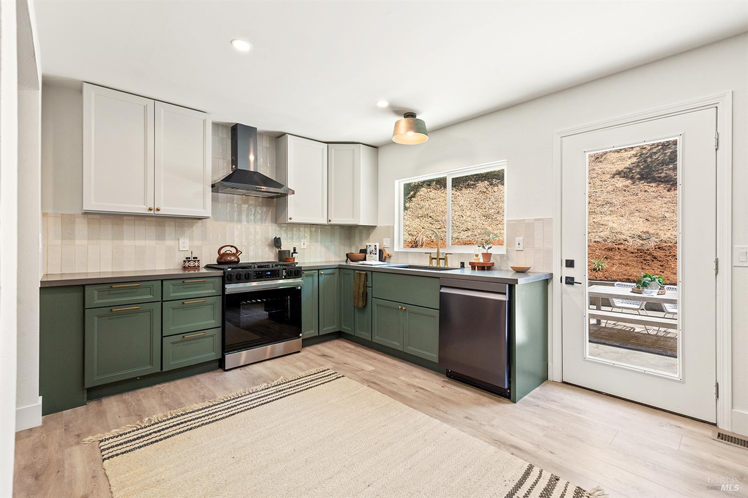 Detail Gallery Image 10 of 36 For 1044 W Mcnear Ave, Petaluma,  CA 94952 - 3 Beds | 2 Baths