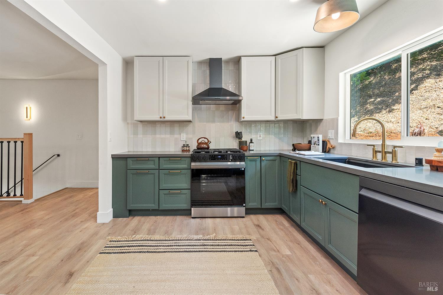 Detail Gallery Image 11 of 36 For 1044 W Mcnear Ave, Petaluma,  CA 94952 - 3 Beds | 2 Baths