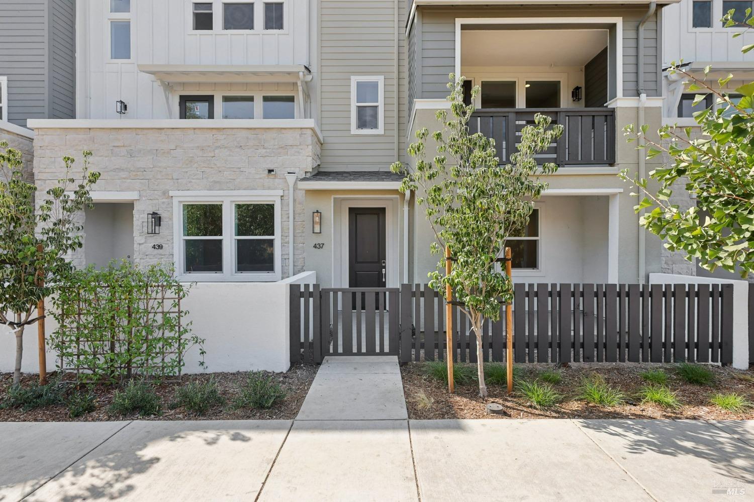 Detail Gallery Image 2 of 38 For 437 Semillion Ln, Santa Rosa,  CA 95403 - 3 Beds | 2/1 Baths