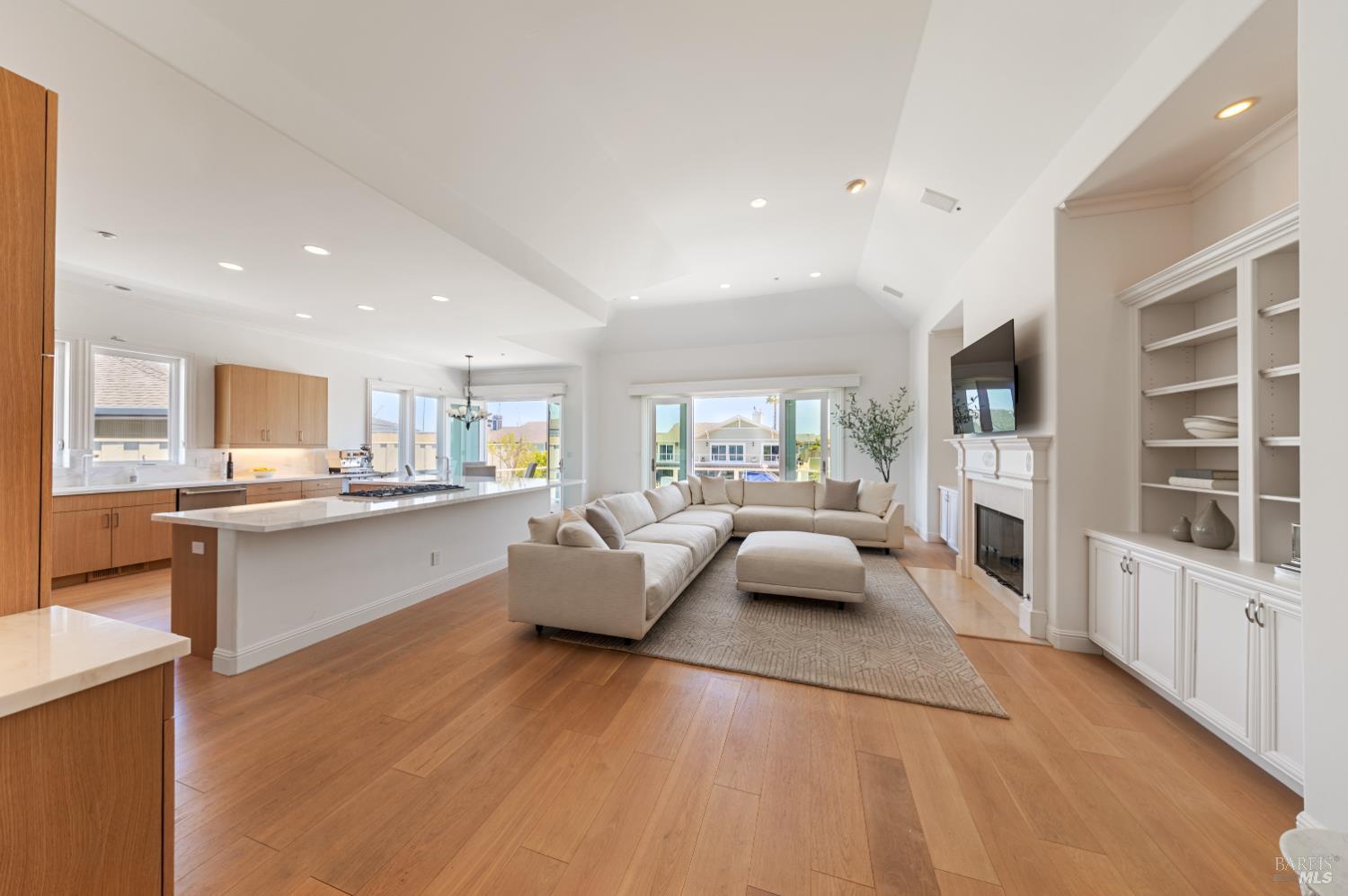 Detail Gallery Image 14 of 44 For 220 Jamaica St, Tiburon,  CA 94920 - 4 Beds | 2/1 Baths