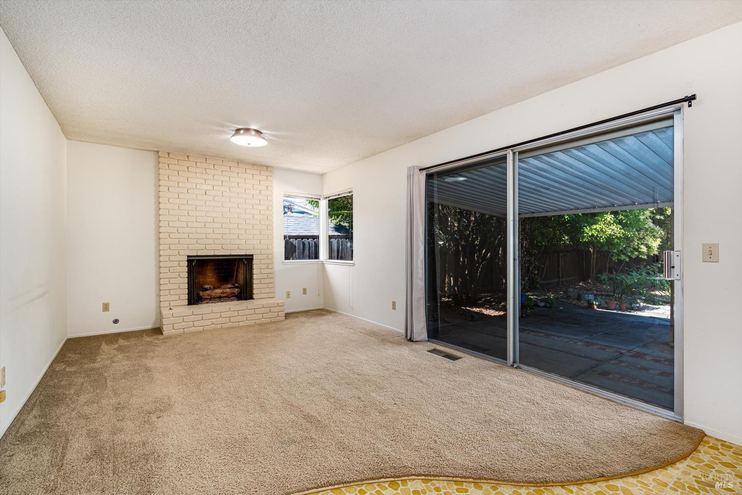 Detail Gallery Image 10 of 19 For 937 Manor Dr, Sonoma,  CA 95476 - 2 Beds | 2 Baths