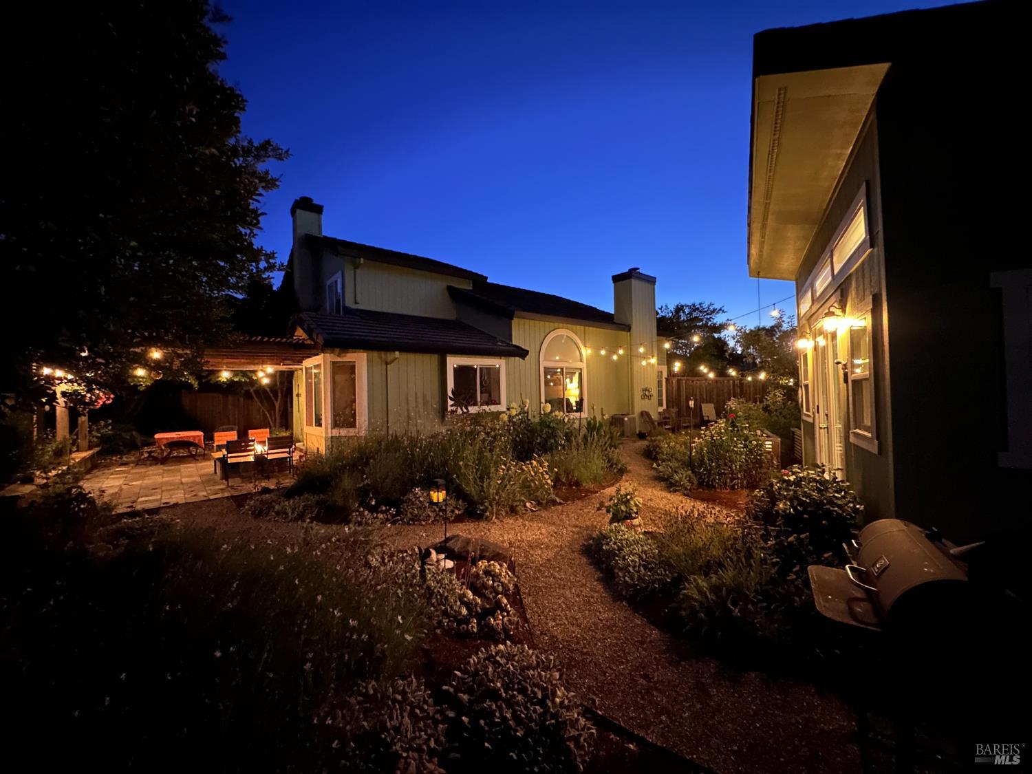 Detail Gallery Image 32 of 39 For 215 Flametree Cir, Windsor,  CA 95492 - 4 Beds | 3 Baths