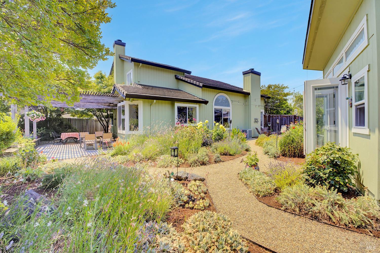 Detail Gallery Image 31 of 39 For 215 Flametree Cir, Windsor,  CA 95492 - 4 Beds | 3 Baths
