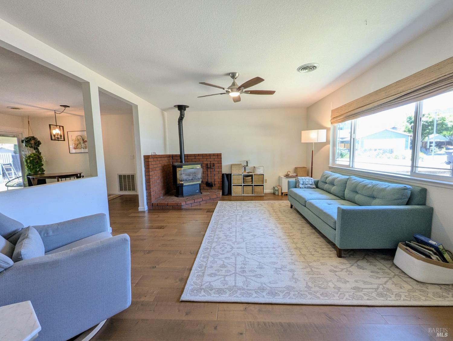 Detail Gallery Image 4 of 27 For 391 Cabernet Pl, Ukiah,  CA 95482 - 3 Beds | 2 Baths