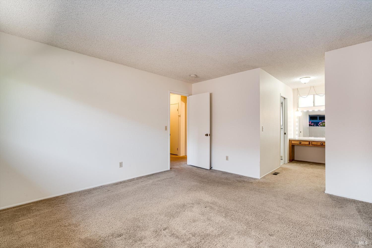 Detail Gallery Image 15 of 19 For 937 Manor Dr, Sonoma,  CA 95476 - 2 Beds | 2 Baths