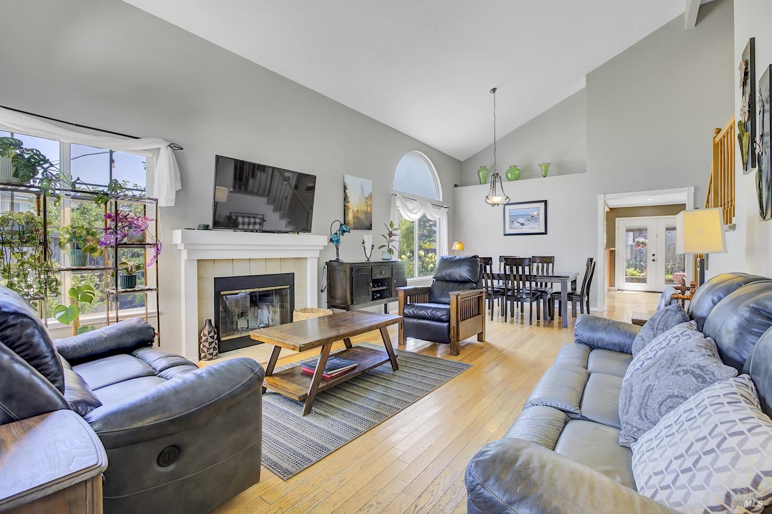 Detail Gallery Image 2 of 39 For 215 Flametree Cir, Windsor,  CA 95492 - 4 Beds | 3 Baths