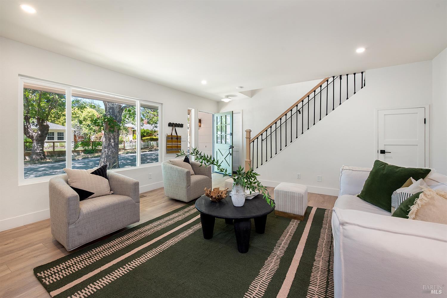 Detail Gallery Image 6 of 36 For 1044 W Mcnear Ave, Petaluma,  CA 94952 - 3 Beds | 2 Baths