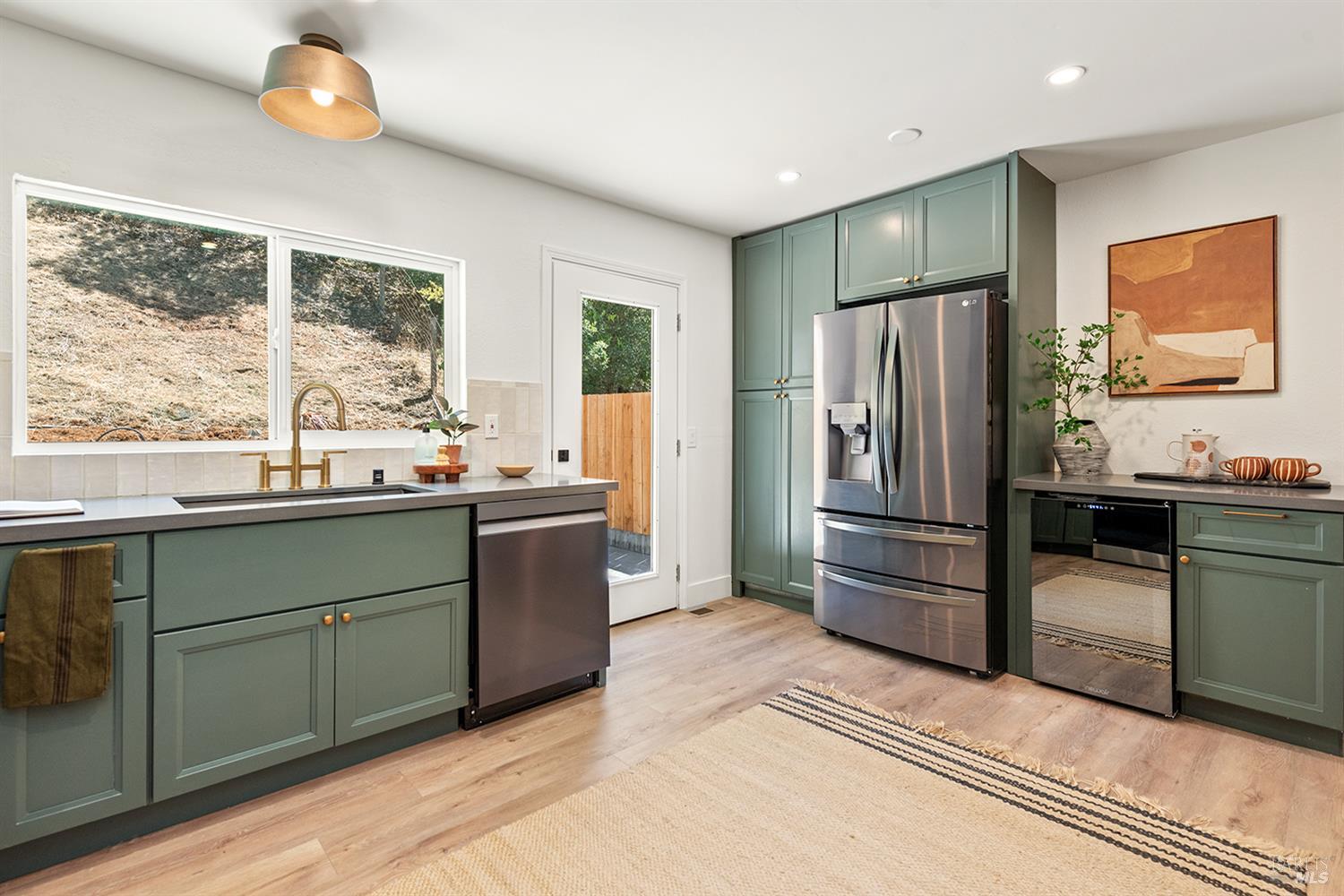 Detail Gallery Image 12 of 36 For 1044 W Mcnear Ave, Petaluma,  CA 94952 - 3 Beds | 2 Baths