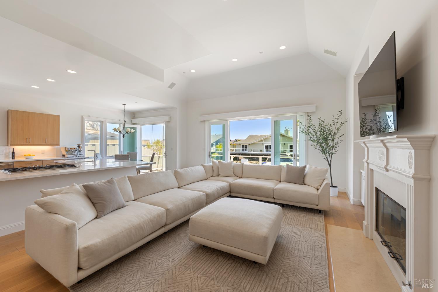 Detail Gallery Image 15 of 44 For 220 Jamaica St, Tiburon,  CA 94920 - 4 Beds | 2/1 Baths