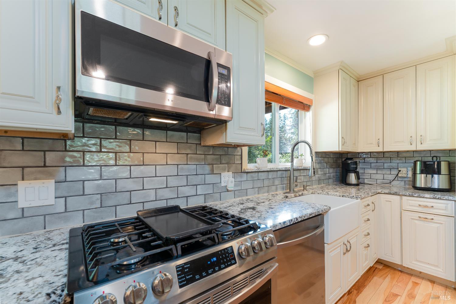Detail Gallery Image 12 of 34 For 1725 E Madrone Dr, Ukiah,  CA 95482 - 4 Beds | 2 Baths