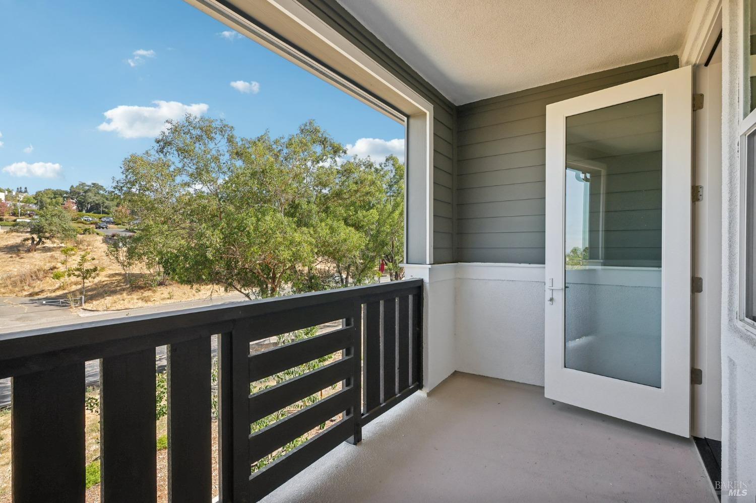 Detail Gallery Image 5 of 38 For 437 Semillion Ln, Santa Rosa,  CA 95403 - 3 Beds | 2/1 Baths