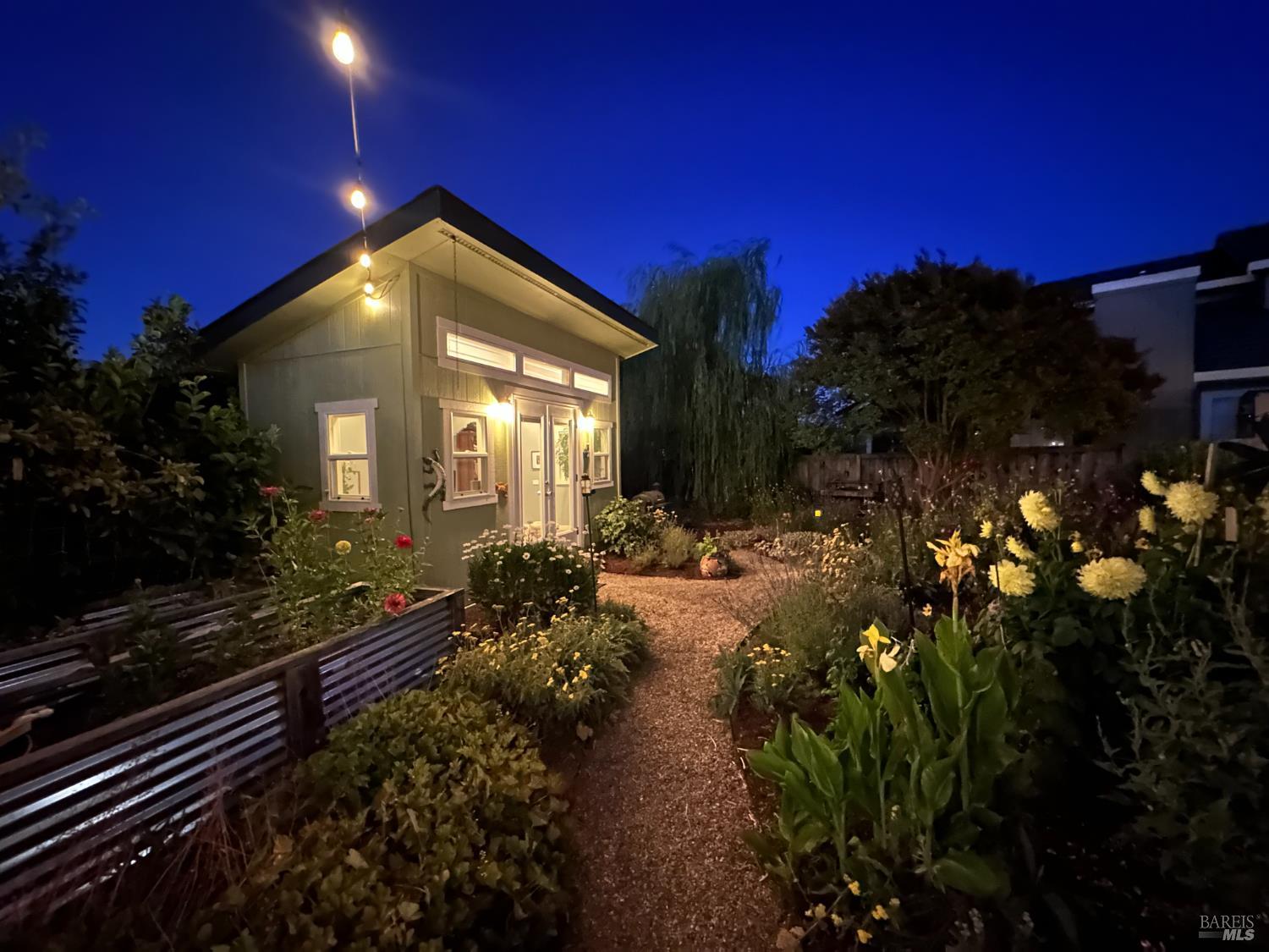 Detail Gallery Image 27 of 39 For 215 Flametree Cir, Windsor,  CA 95492 - 4 Beds | 3 Baths