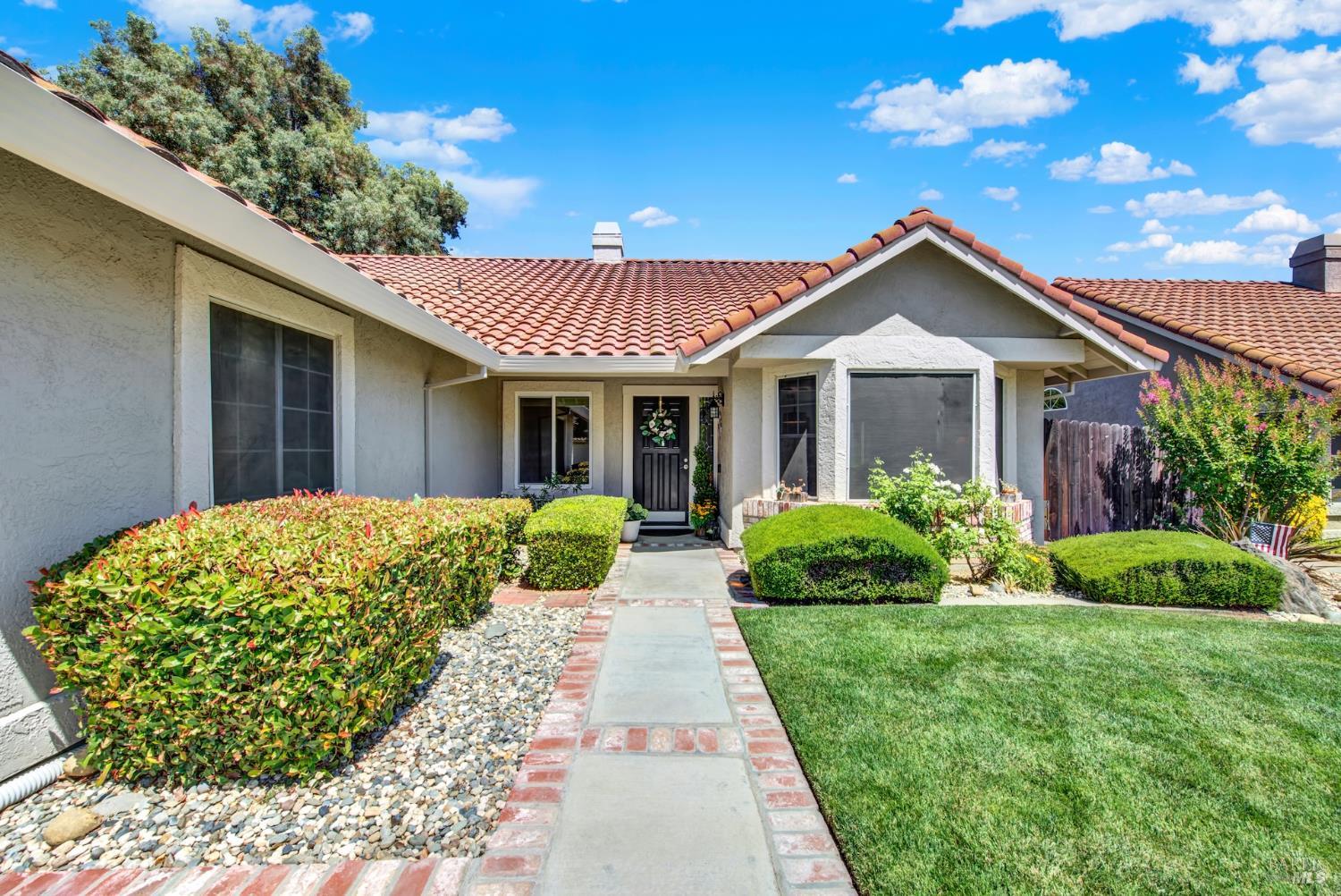 Detail Gallery Image 3 of 63 For 231 Ballindine Dr, Vacaville,  CA 95688 - 4 Beds | 2 Baths