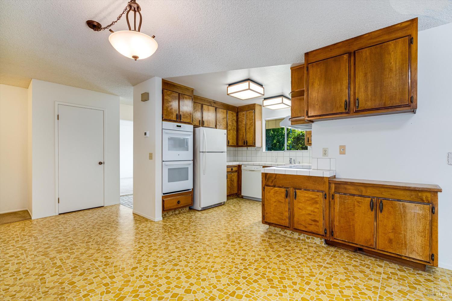 Detail Gallery Image 9 of 19 For 937 Manor Dr, Sonoma,  CA 95476 - 2 Beds | 2 Baths