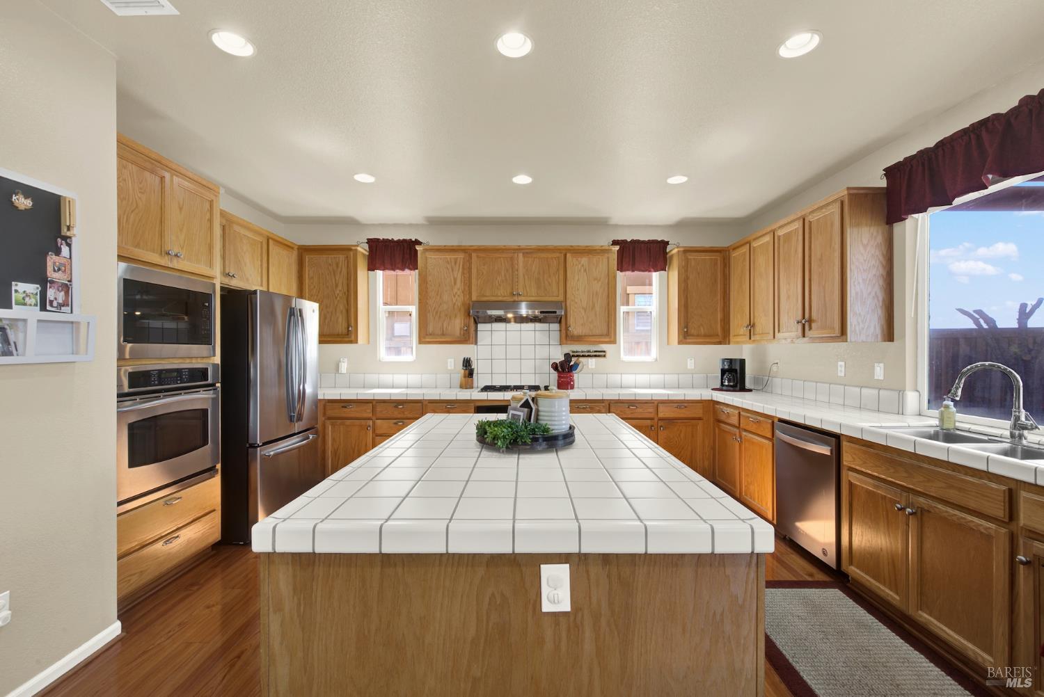 Detail Gallery Image 25 of 99 For 365 Sage Sparrow Cir, Vacaville,  CA 95687 - 6 Beds | 4 Baths