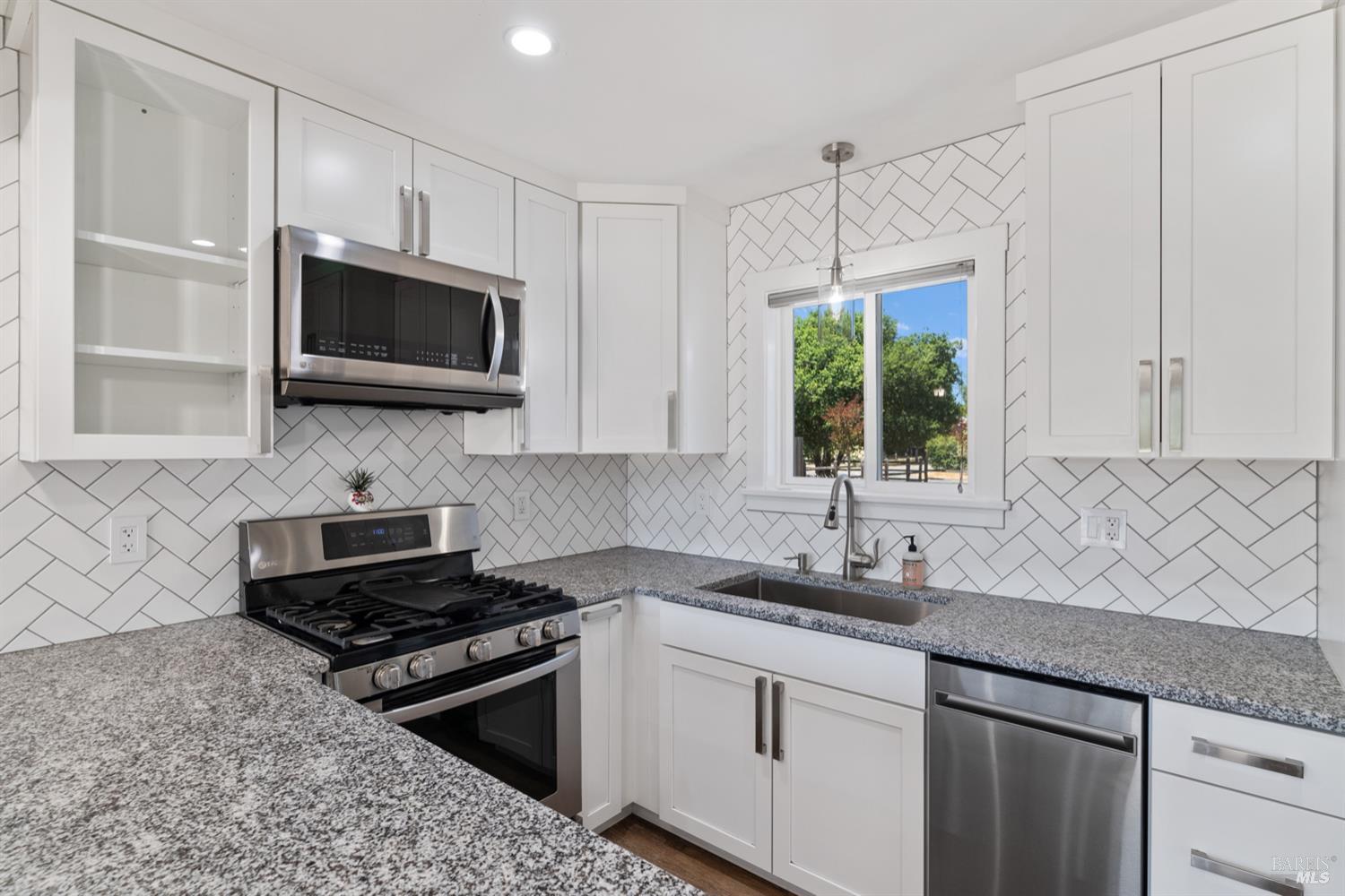 Detail Gallery Image 16 of 34 For 1038 Verano Ave, Sonoma,  CA 95476 - 3 Beds | 2 Baths