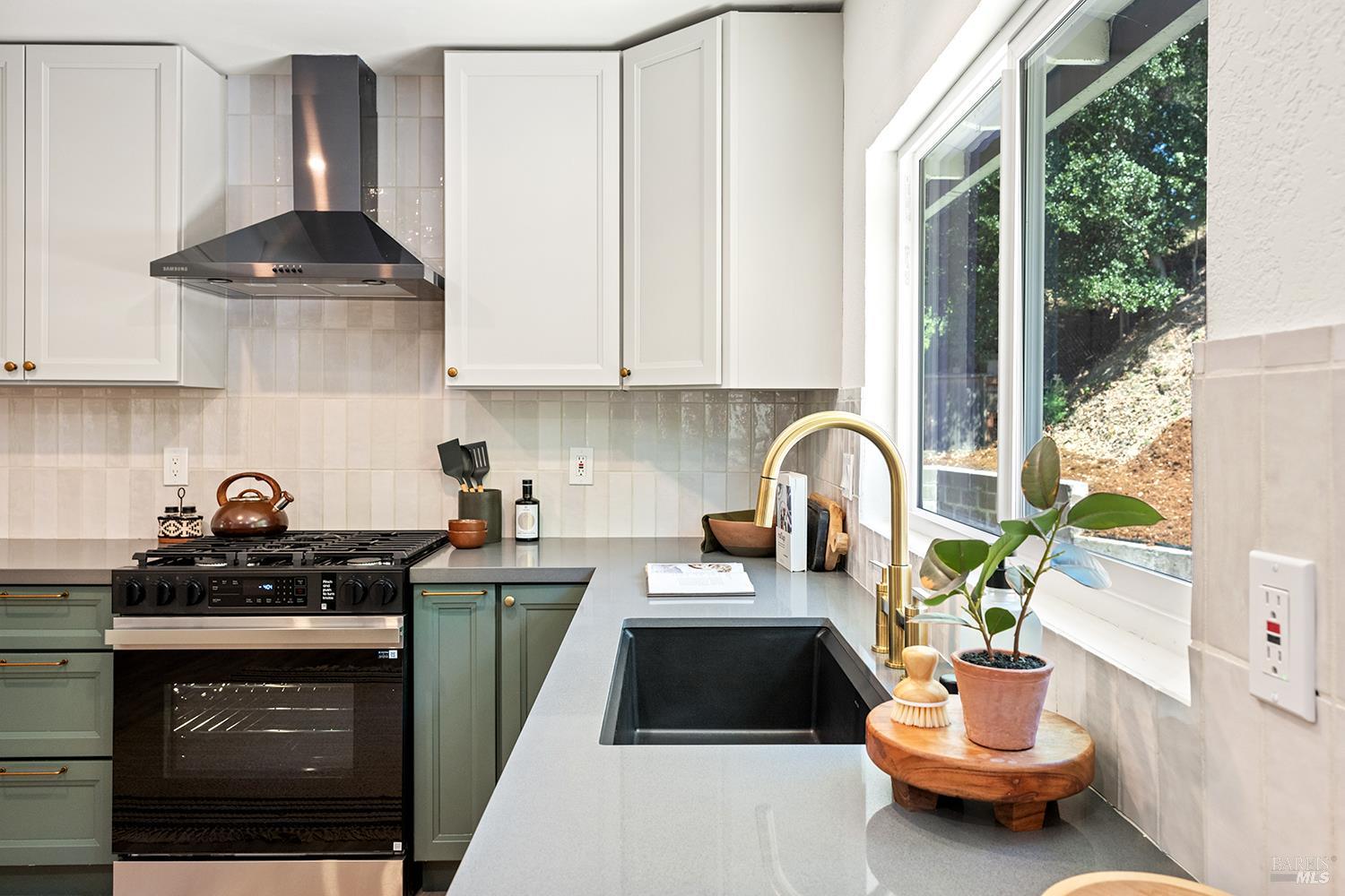 Detail Gallery Image 14 of 36 For 1044 W Mcnear Ave, Petaluma,  CA 94952 - 3 Beds | 2 Baths