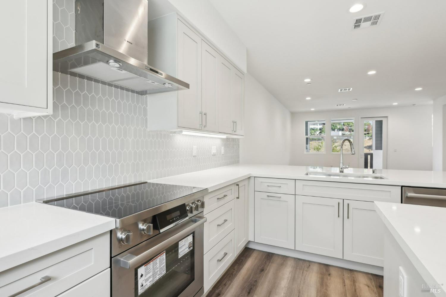 Detail Gallery Image 13 of 38 For 437 Semillion Ln, Santa Rosa,  CA 95403 - 3 Beds | 2/1 Baths