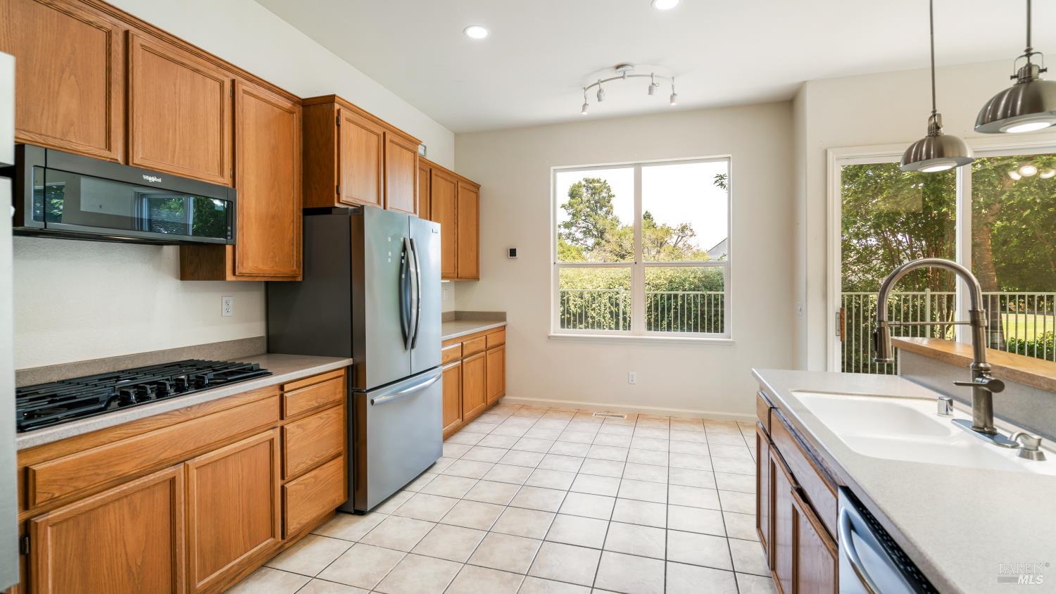 Detail Gallery Image 14 of 54 For 15 Wedgewood Ct, Petaluma,  CA 94954 - 4 Beds | 3 Baths
