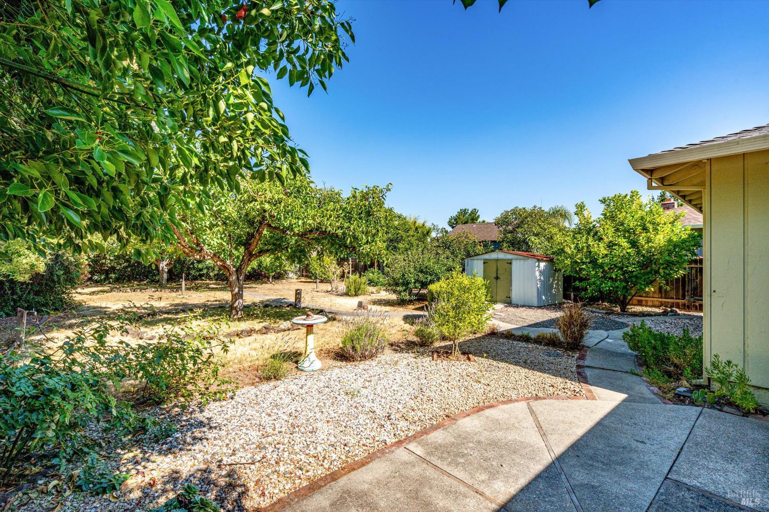 Detail Gallery Image 3 of 19 For 937 Manor Dr, Sonoma,  CA 95476 - 2 Beds | 2 Baths