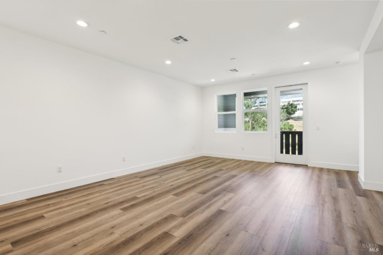 Detail Gallery Image 16 of 38 For 437 Semillion Ln, Santa Rosa,  CA 95403 - 3 Beds | 2/1 Baths