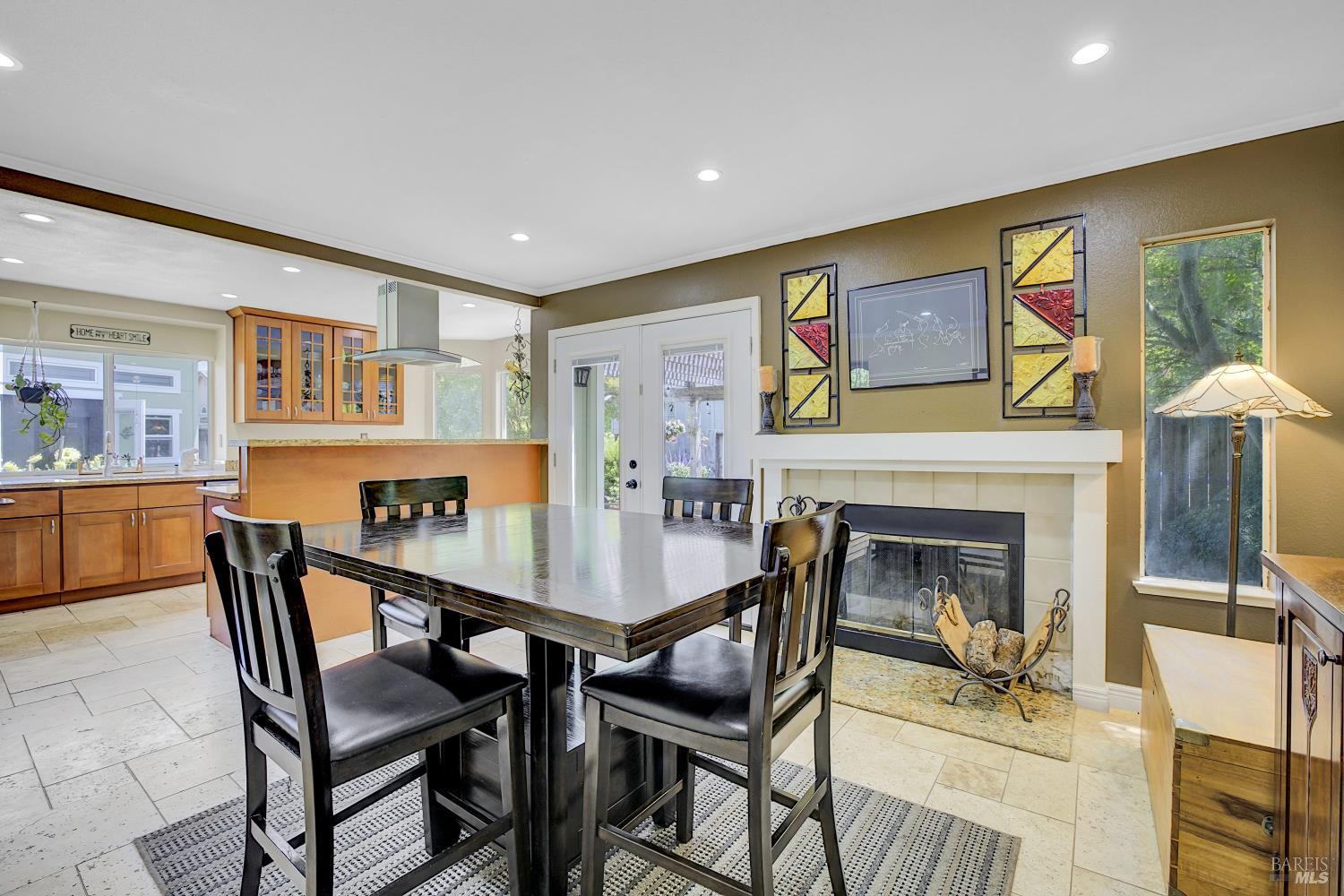 Detail Gallery Image 6 of 39 For 215 Flametree Cir, Windsor,  CA 95492 - 4 Beds | 3 Baths