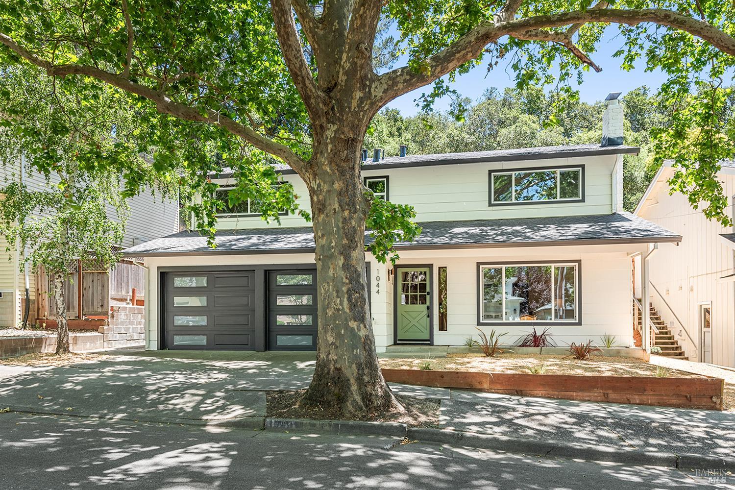 Detail Gallery Image 2 of 36 For 1044 W Mcnear Ave, Petaluma,  CA 94952 - 3 Beds | 2 Baths