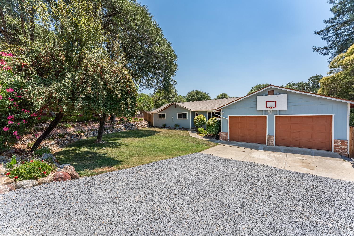 Detail Gallery Image 2 of 34 For 1725 E Madrone Dr, Ukiah,  CA 95482 - 4 Beds | 2 Baths