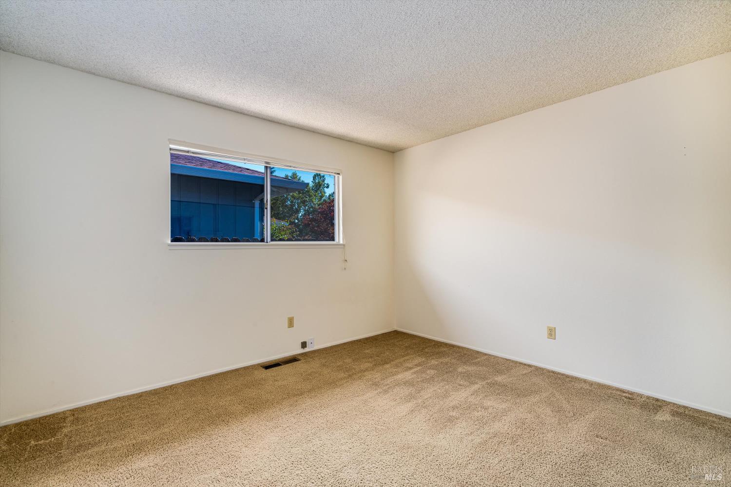 Detail Gallery Image 12 of 19 For 937 Manor Dr, Sonoma,  CA 95476 - 2 Beds | 2 Baths