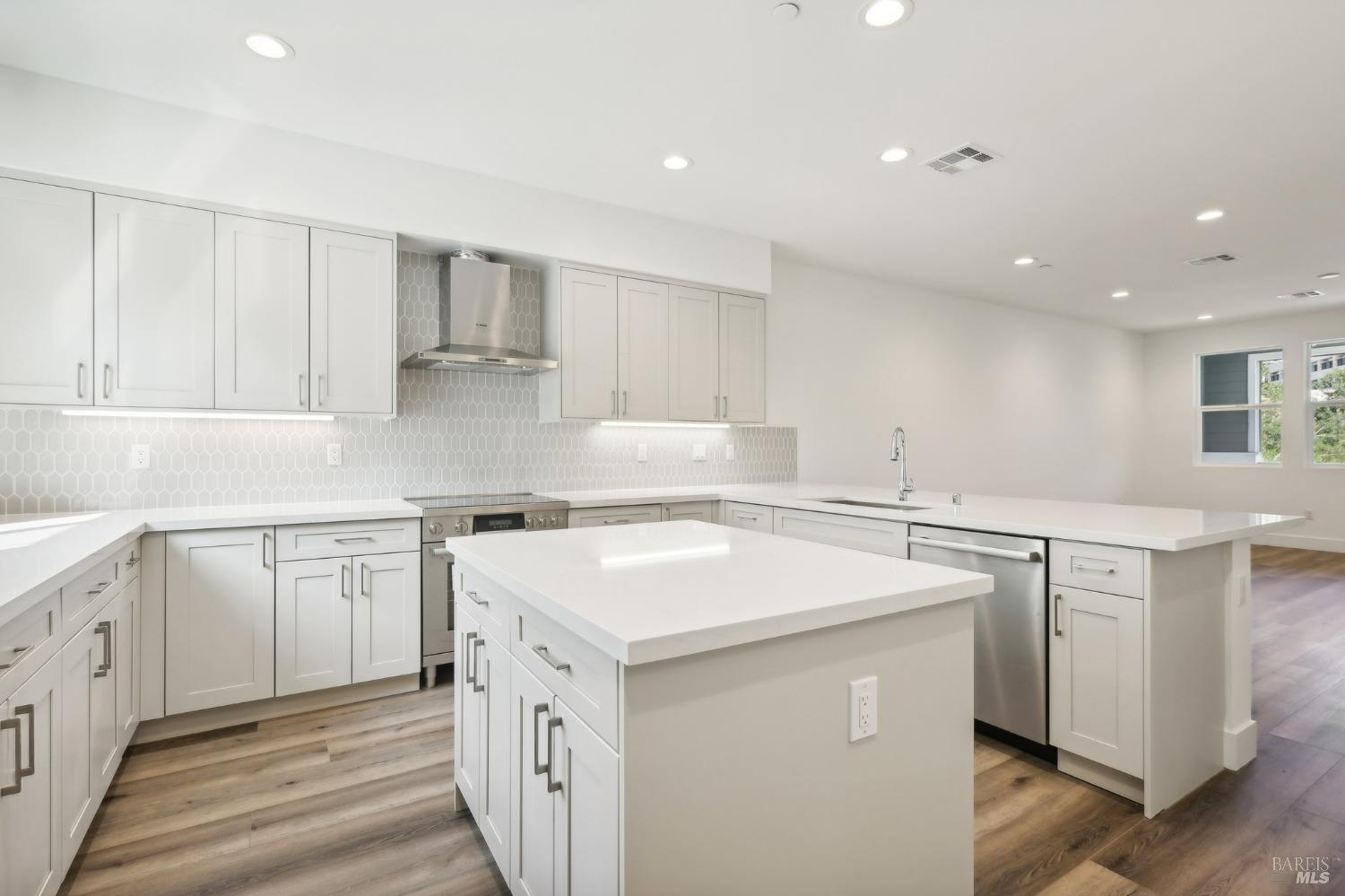 Detail Gallery Image 11 of 38 For 437 Semillion Ln, Santa Rosa,  CA 95403 - 3 Beds | 2/1 Baths