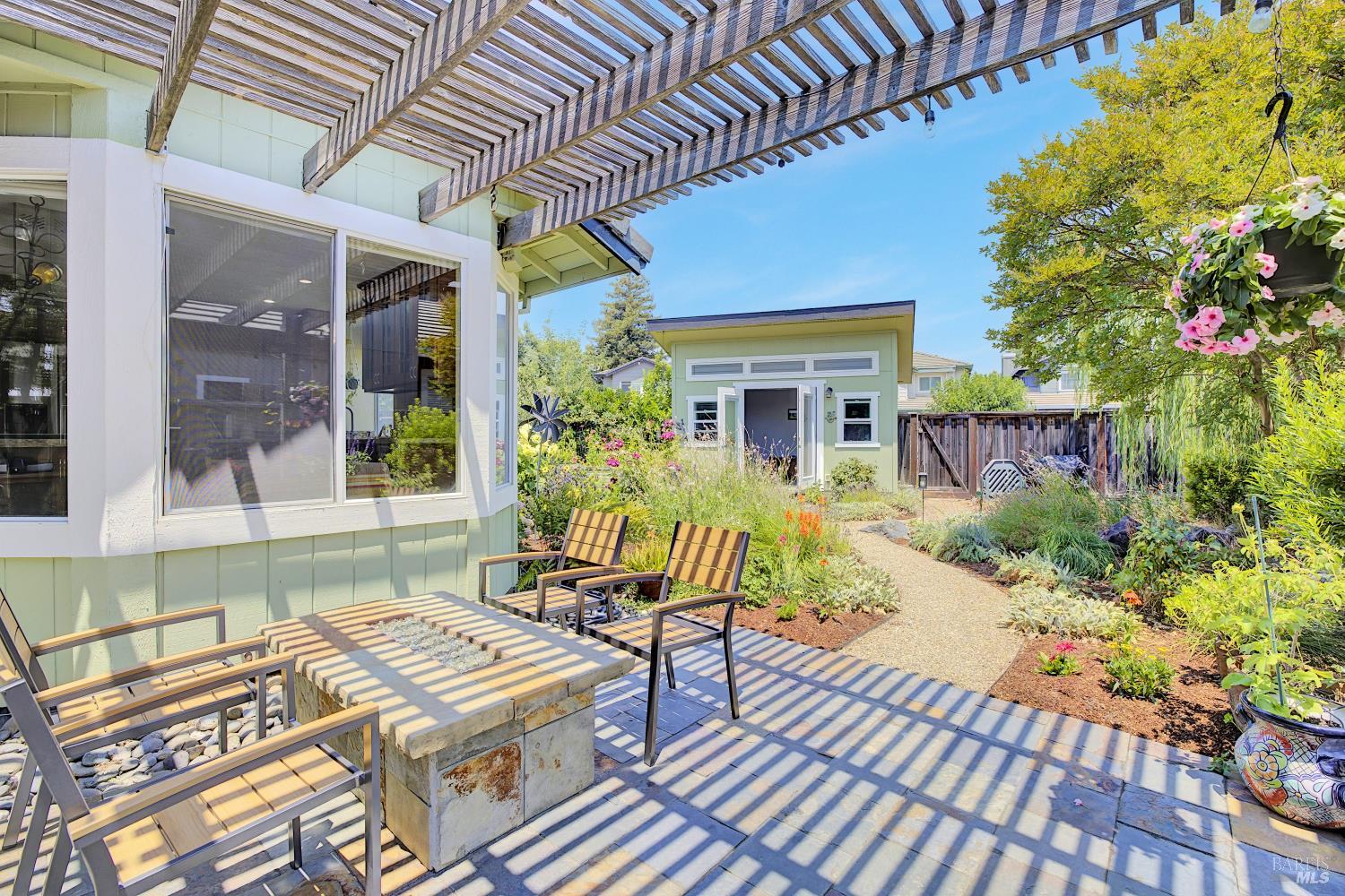 Detail Gallery Image 22 of 39 For 215 Flametree Cir, Windsor,  CA 95492 - 4 Beds | 3 Baths