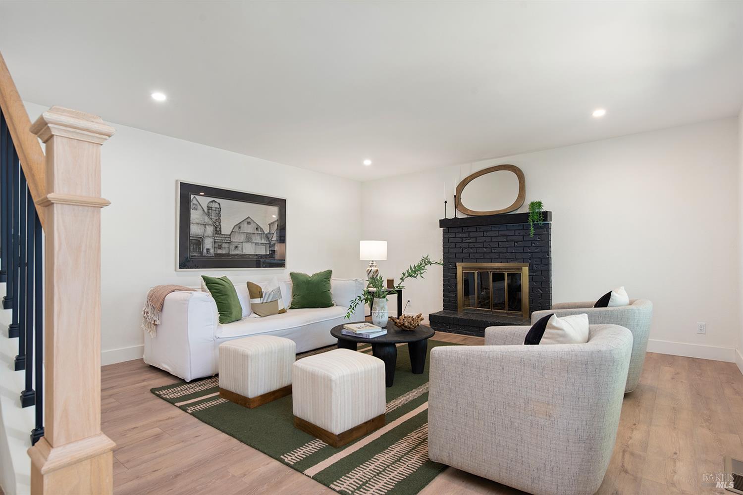 Detail Gallery Image 4 of 36 For 1044 W Mcnear Ave, Petaluma,  CA 94952 - 3 Beds | 2 Baths