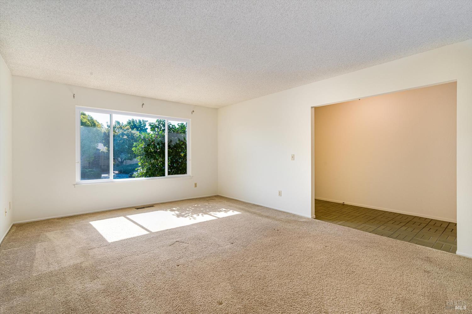 Detail Gallery Image 7 of 19 For 937 Manor Dr, Sonoma,  CA 95476 - 2 Beds | 2 Baths