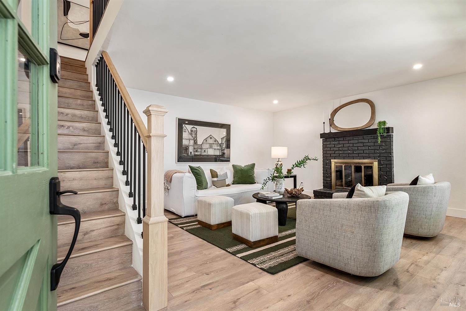 Detail Gallery Image 3 of 36 For 1044 W Mcnear Ave, Petaluma,  CA 94952 - 3 Beds | 2 Baths