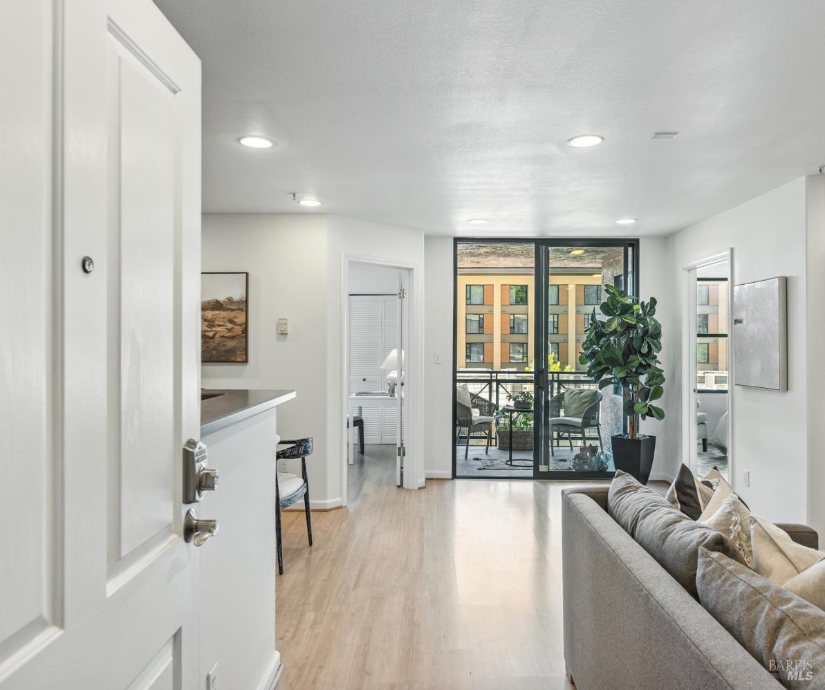 Detail Gallery Image 2 of 20 For 1115 B St #202,  San Rafael,  CA 94901 - 2 Beds | 1 Baths
