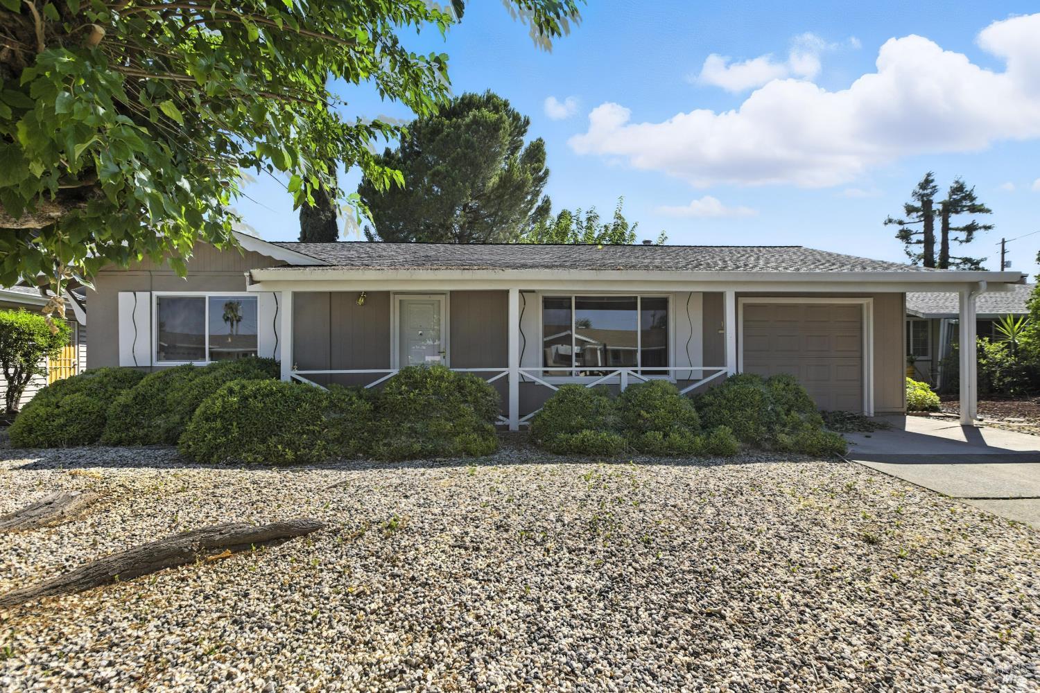 Detail Gallery Image 2 of 30 For 189 Lassen Cir, Vacaville,  CA 95687 - 2 Beds | 1 Baths
